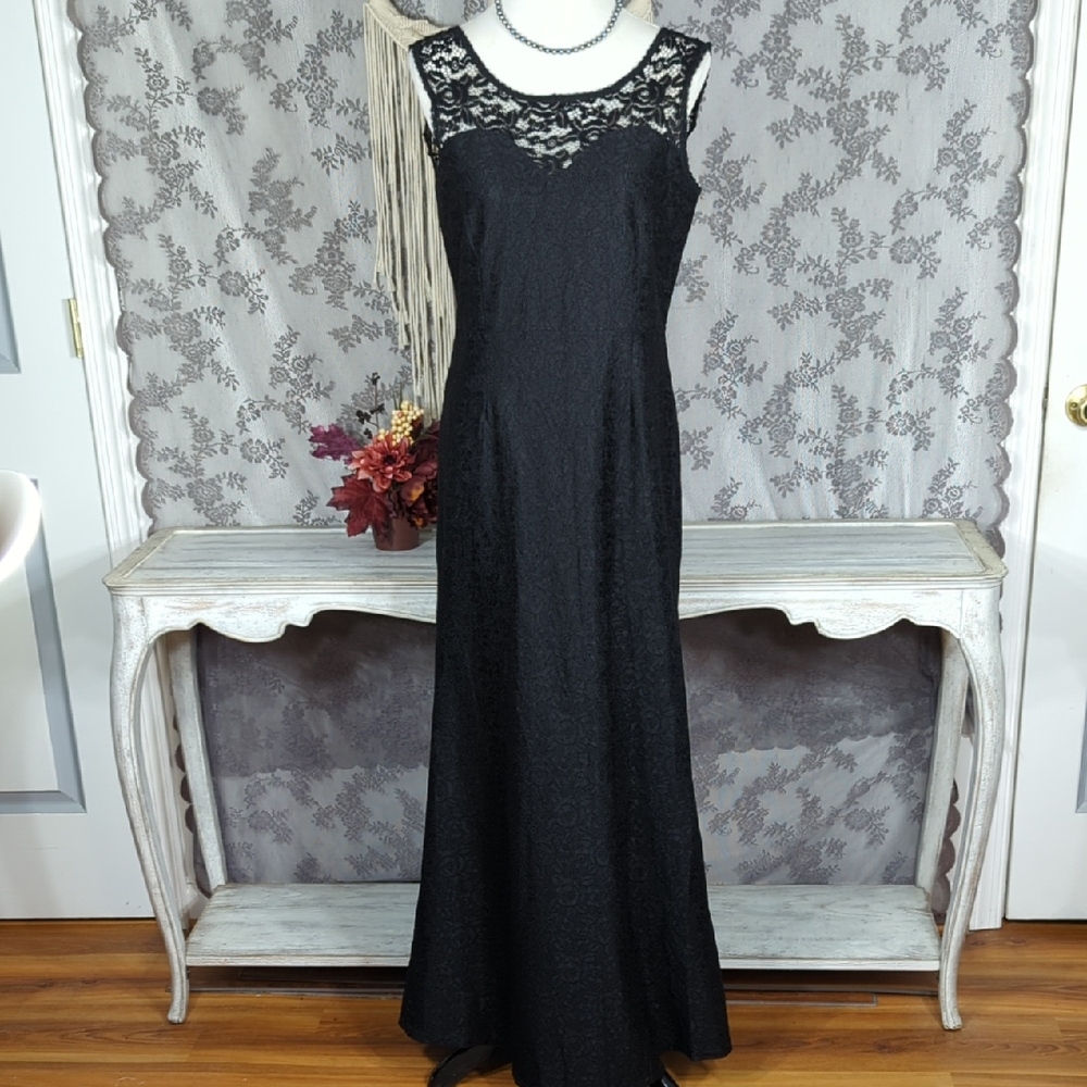 Miusol Elegant Black Lace Floor Length Evening Gown
